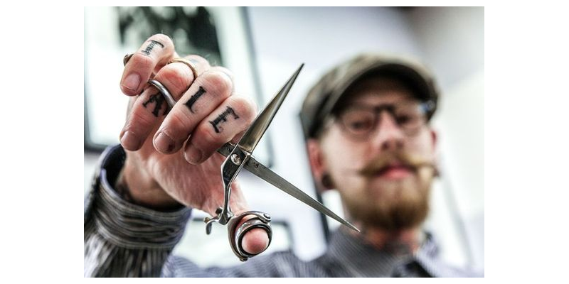 Potong ujung rambut (trimmed)