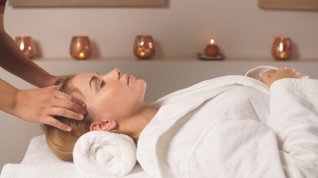 Memijit kulit kepala untuk melancarkan peredaran darah dan menguatkan akar rambut yang rontok